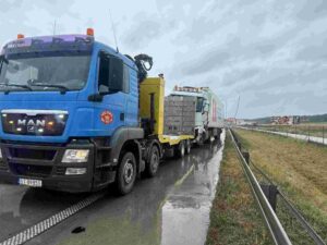 Pomoc drogowa obsługująca zepsuty samochód dostawczy typu bus plandeka na autostradzie A1.