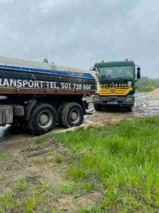 Czteroosiowa wywrotka budowlana transportująca kamień tłuczeń na plac budowy na Śląsku.