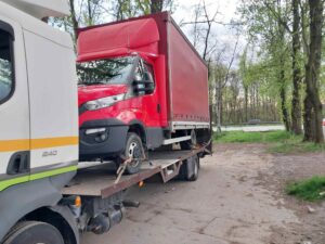 Pomoc drogowa Sosnowiec – nowoczesna autolaweta transportująca uszkodzony samochód osobowy