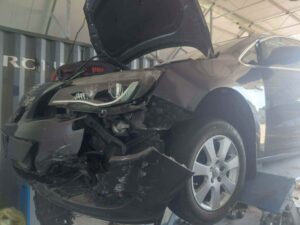 Profesjonalny warsztat samochodowy Dąbrowa Górnicza i mechanik naprawiający auto na podnośniku.